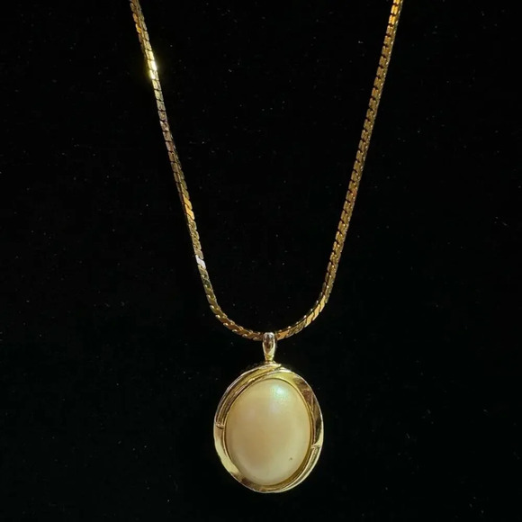 Vintage NAPIER Long Gold Pearl Pendant Necklace, Vintage Preppy Style Jewelry - Picture 2 of 4